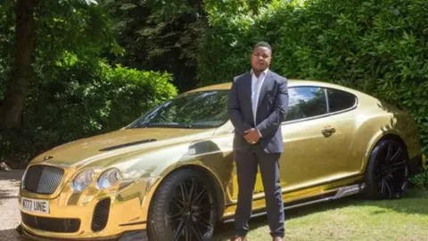 Joven pasa de vender hamburguesas a ser millonario