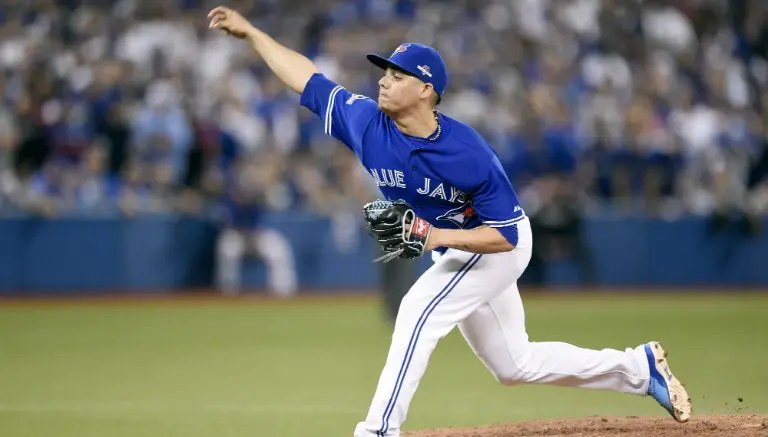 Roberto Osuna hace historia por partida doble en MLB