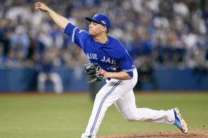 Roberto Osuna hace historia por partida doble en MLB