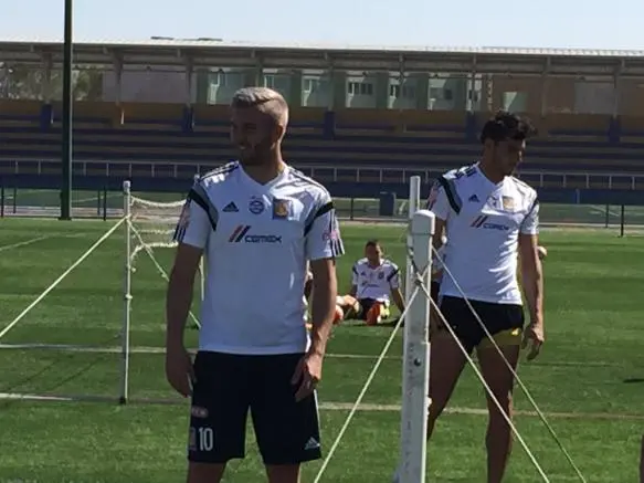 Gignac presume nuevo look en práctica de Tigres