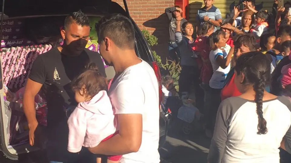 Cortés se convierte en Rey Mago y regala juguetes