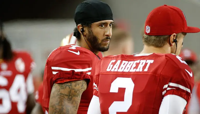 Kaepernick permanecerá sentado durante himno de EU