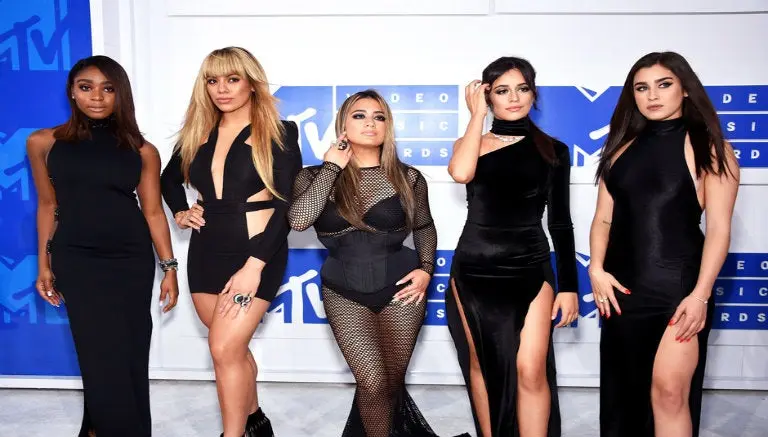 Celebridades derrochan sensualidad en premios MTV