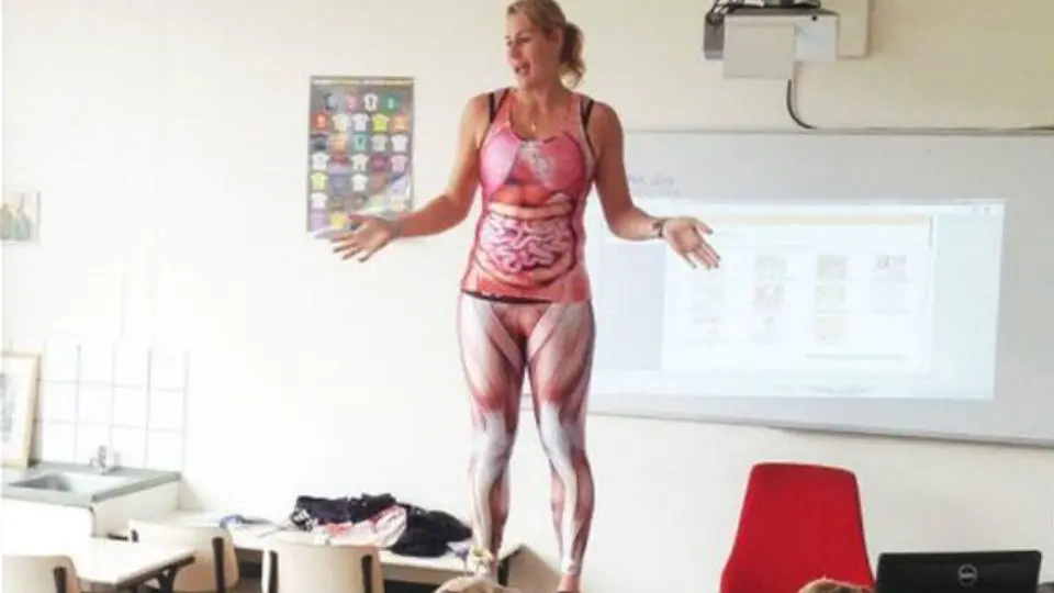 Maestra se quita la ropa para enseñar anatomía