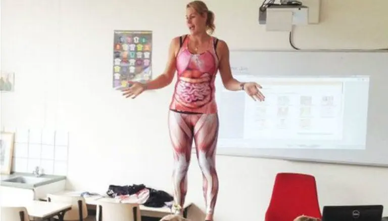 Maestra se quita la ropa para enseñar anatomía