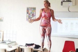 Maestra se quita la ropa para enseñar anatomía
