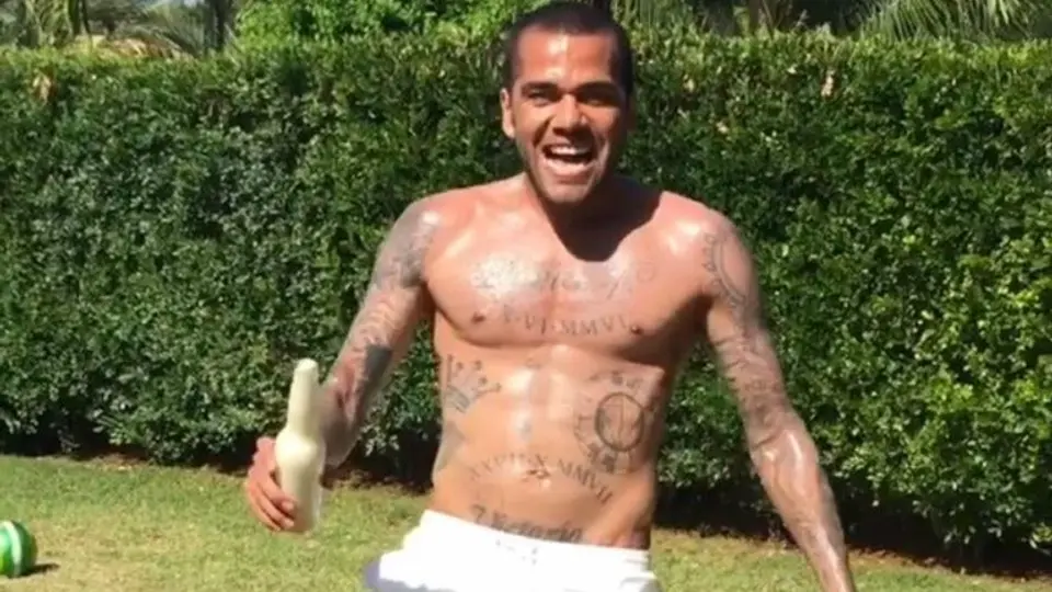 Dani Alves estalla de alegría tras abrir cerveza con una patada