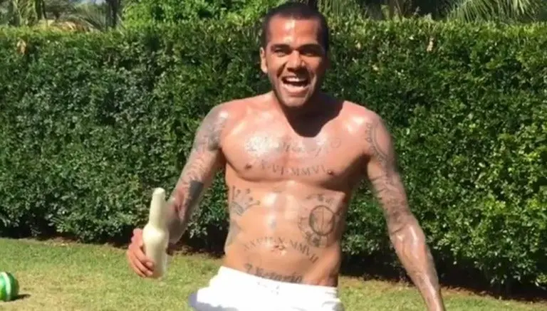 Dani Alves estalla de alegría tras abrir cerveza con una patada