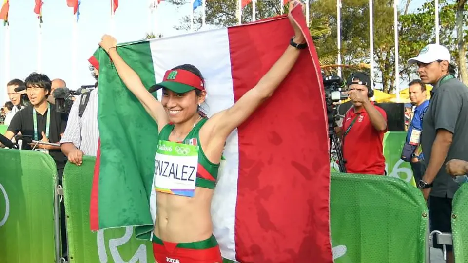 México celebra la medalla de plata de Lupita González
