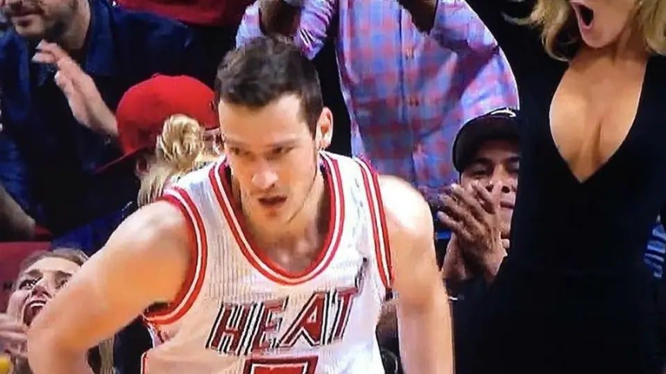 Fan del Heat roba cámara con pronunciado escote