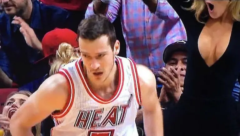 Fan del Heat roba cámara con pronunciado escote