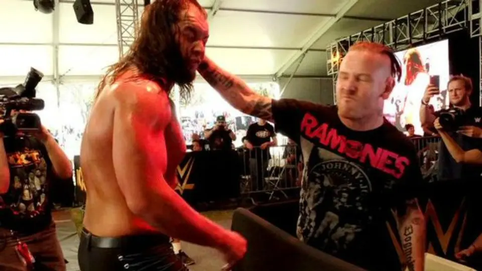 Vocalista de Slipknot golpea a luchador de WWE