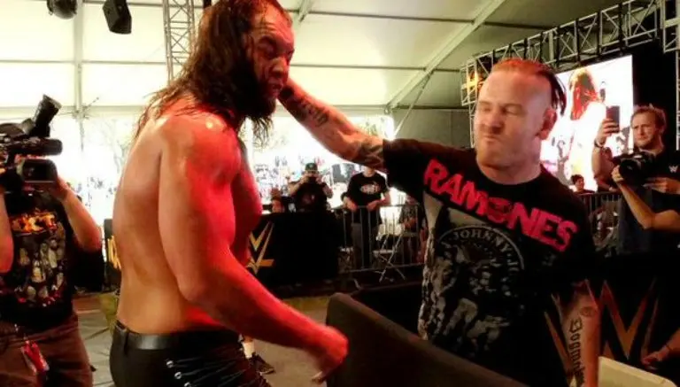 Vocalista de Slipknot golpea a luchador de WWE