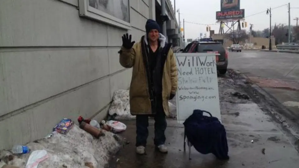Vagabundo recibe limosna a través de tarjetas de crédito