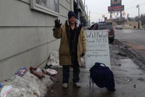 Vagabundo recibe limosna a través de tarjetas de crédito