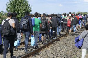 Reportera, despedida por tirar con zancadilla a refugiado sirio