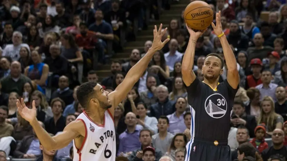 Warriors mantiene récord de victorias al vencer a Raptors