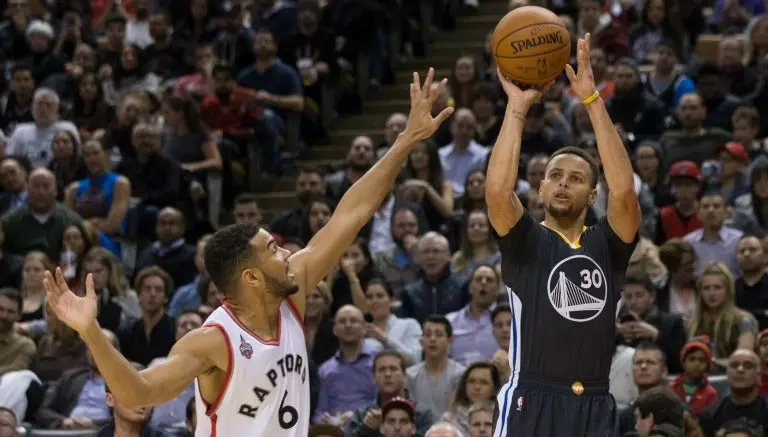 Warriors mantiene récord de victorias al vencer a Raptors