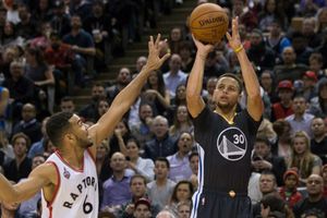 Warriors mantiene récord de victorias al vencer a Raptors