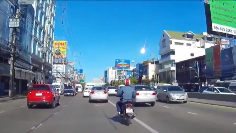 Captan meteorito en el cielo de Bangkok