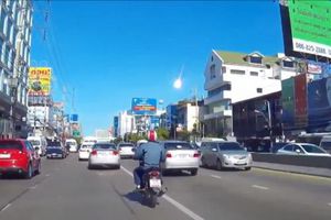 Captan meteorito en el cielo de Bangkok
