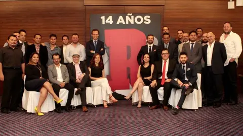 RÉCORD festeja 14 años con colaboradores