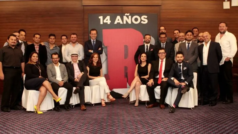 RÉCORD festeja 14 años con colaboradores