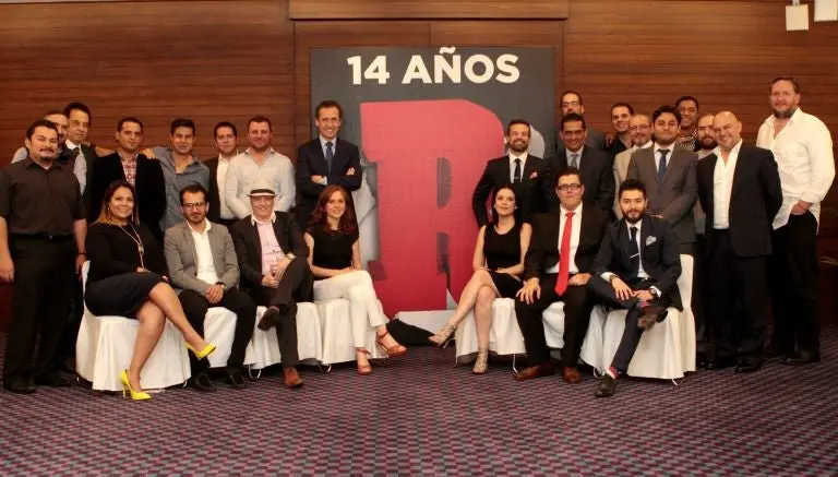 RÉCORD festeja 14 años con colaboradores