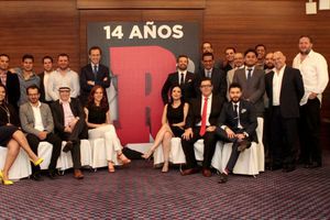 RÉCORD festeja 14 años con colaboradores