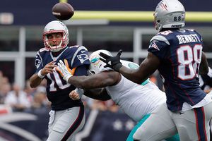 Patriotas vence a Delfines con su tercer quarterback