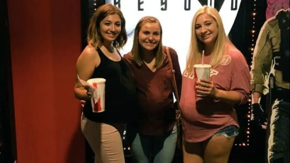 Joven finge embarazo para ingresar sandía al cine