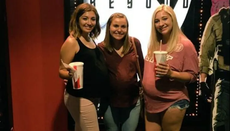 Joven finge embarazo para ingresar sandía al cine
