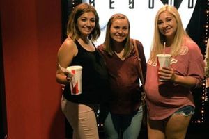 Joven finge embarazo para ingresar sandía al cine