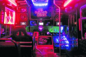 Fan convierte su microbús en templo de Rolling Stones