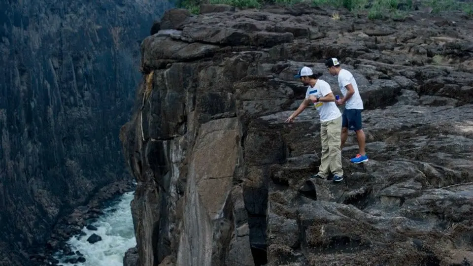 Aventureros se lanzan desde las Cataratas Victoria