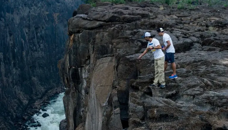 Aventureros se lanzan desde las Cataratas Victoria