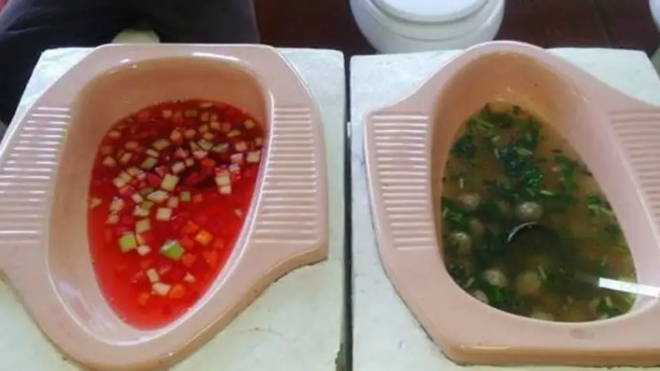 Restaurante de Indonesia sirve comida en bacinicas
