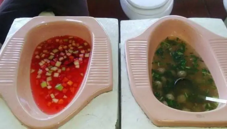 Restaurante de Indonesia sirve comida en bacinicas