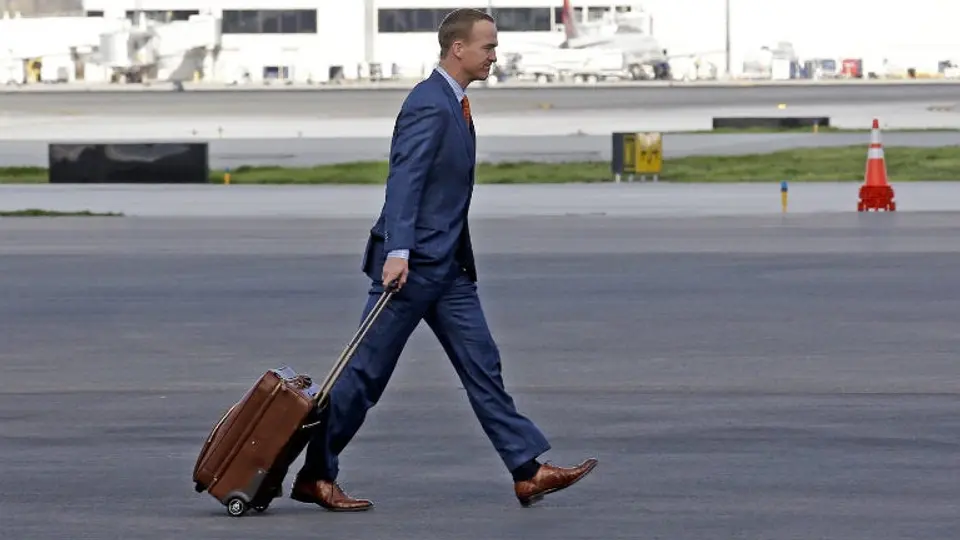 Broncos y Panteras arriban a California para Super Bowl