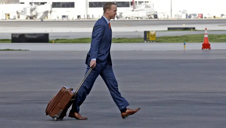 Broncos y Panteras arriban a California para Super Bowl