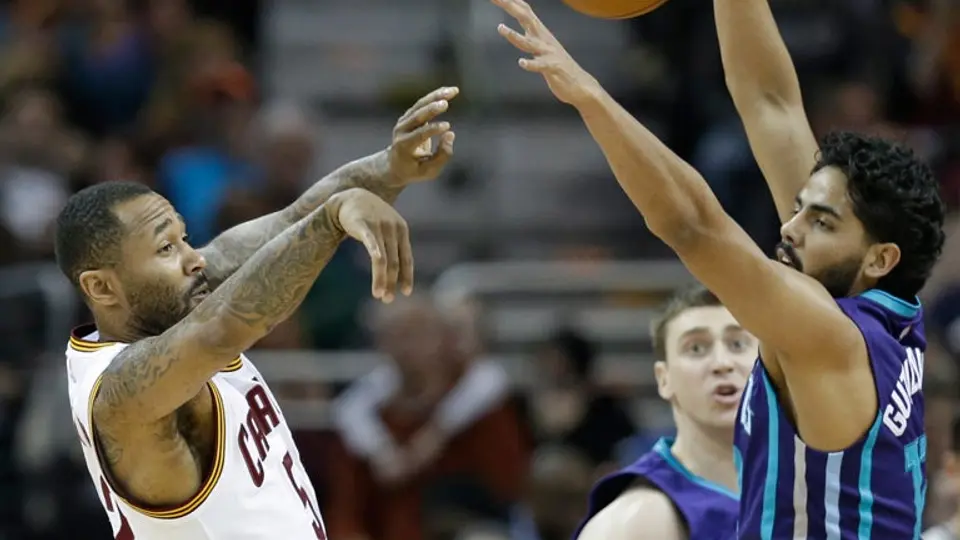 Jorge Gutiérrez debuta en derrota de los Hornets