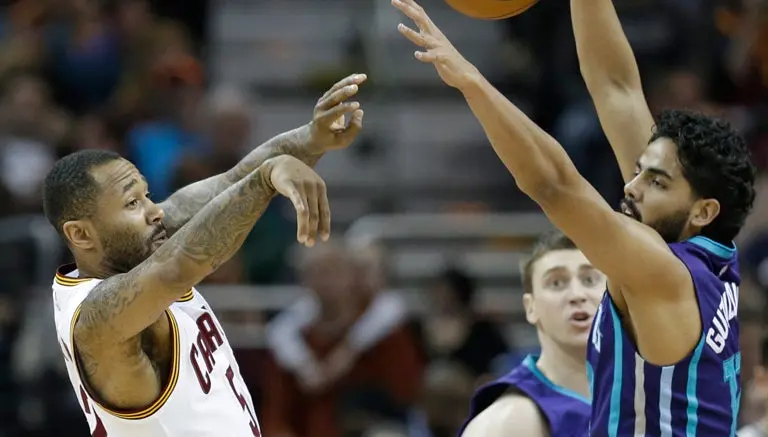 Jorge Gutiérrez debuta en derrota de los Hornets