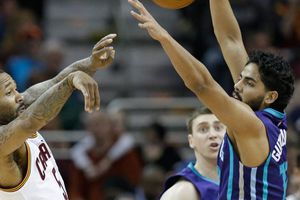 Jorge Gutiérrez debuta en derrota de los Hornets