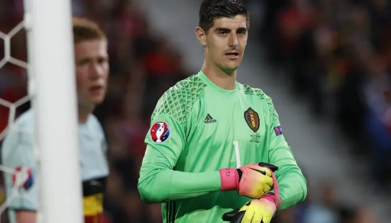 Courtois se abrocha los guantes en partido con Bélgica | AP