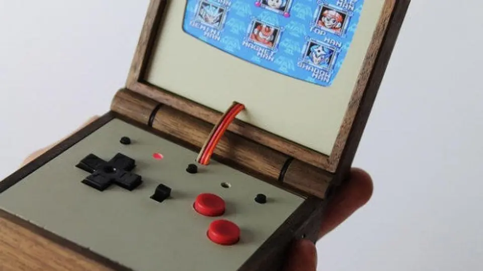 Diseñador sueco arma Gameboy Color en madera