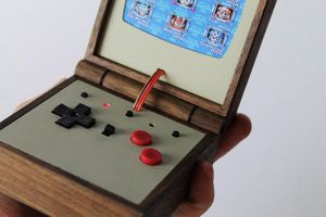 Diseñador sueco arma Gameboy Color en madera