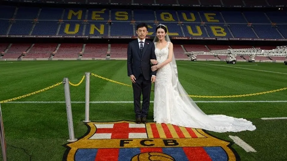 Pareja de chinos se compromete y casa en el Camp Nou