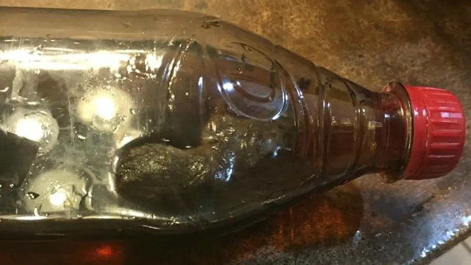 Niño encuentra rata muerta en botella de refresco