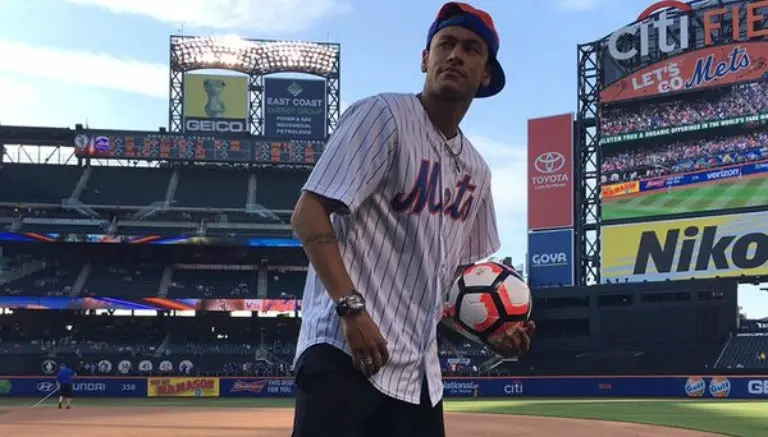 Neymar deslumbra en el estadio de los Mets