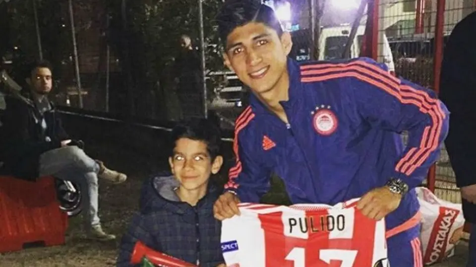 Pulido regala camiseta a niño con bandera mexicana